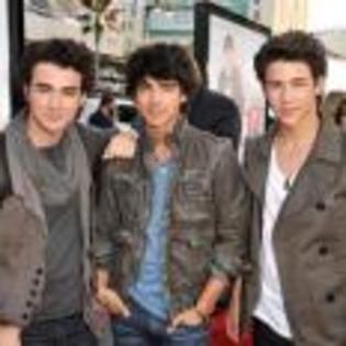 Joe_Jonas_1264193533_2