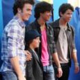 Joe_Jonas_1264189508_2