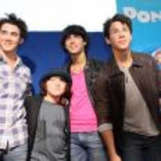 Joe_Jonas_1264189699_2