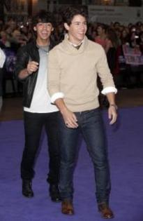 Joe_Jonas_1264190015_4