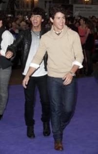 Joe_Jonas_1264190031_2 - poze  jonas