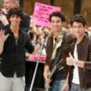 Joe_Jonas_1264191995_2