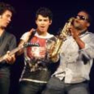 Joe_Jonas_1264192053_2