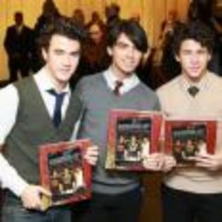 Joe_Jonas_1264192759_1 - poze  jonas