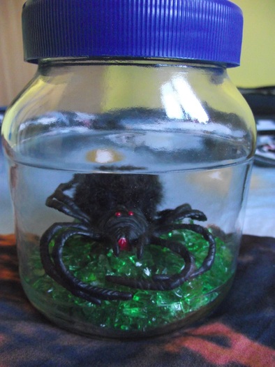 in borcan cu sticla sfaramata