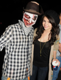 ODMKQAUDGGDNBQWVVYG - selena de halloweem