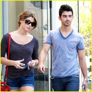 ashley greene and joe jonas - Concurs 3