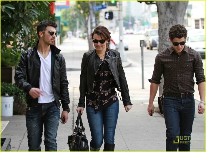 Nick-Jonas-Joe-Jonas-Lunch-Date-with-Samantha-Barks-07-01-2011-nick-jonas-18273917-1222-900 - Dating Samantha barks