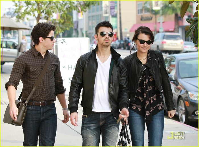 Nick-Jonas-Joe-Jonas-Lunch-Date-with-Samantha-Barks-07-01-2011-nick-jonas-18273798-1222-902 - Dating Samantha barks