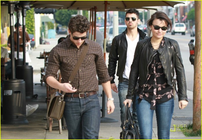 Nick-Jonas-Joe-Jonas-Lunch-Date-with-Samantha-Barks-07-01-2011-nick-jonas-18273832-1222-849