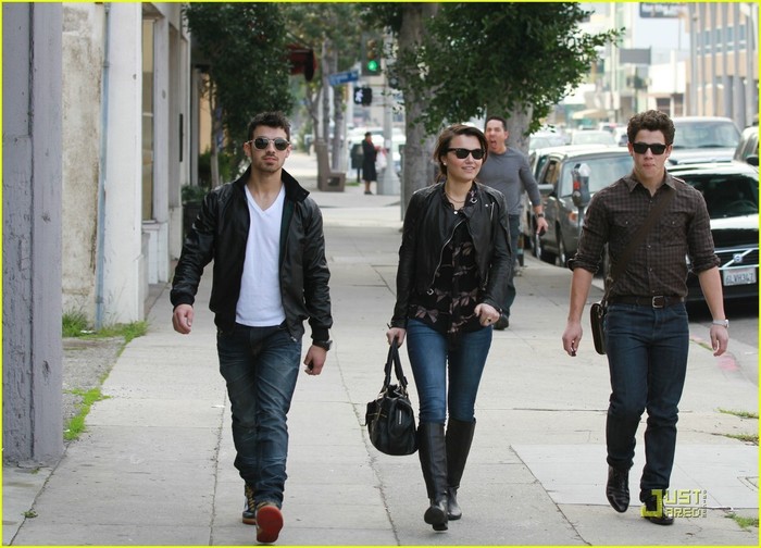 Nick-Jonas-Joe-Jonas-Lunch-Date-with-Samantha-Barks-07-01-2011-nick-jonas-18273836-1222-880 - Dating Samantha barks