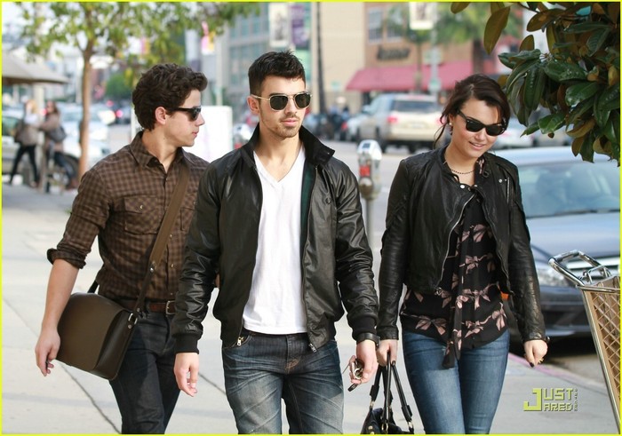 Nick-Jonas-Joe-Jonas-Lunch-Date-with-Samantha-Barks-07-01-2011-nick-jonas-18273856-1222-858 - Dating Samantha barks