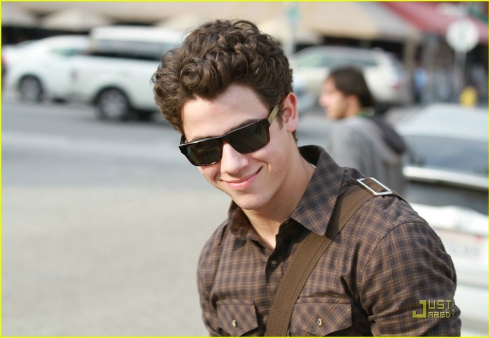 Nick-Jonas-Joe-Jonas-Lunch-Date-with-Samantha-Barks-07-01-2011-nick-jonas-18273807-1222-843