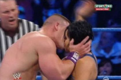 John Cena a sarutat-o pe Vickie Guerrero - John Cena a sarutat-o pe Vickie Guerrero
