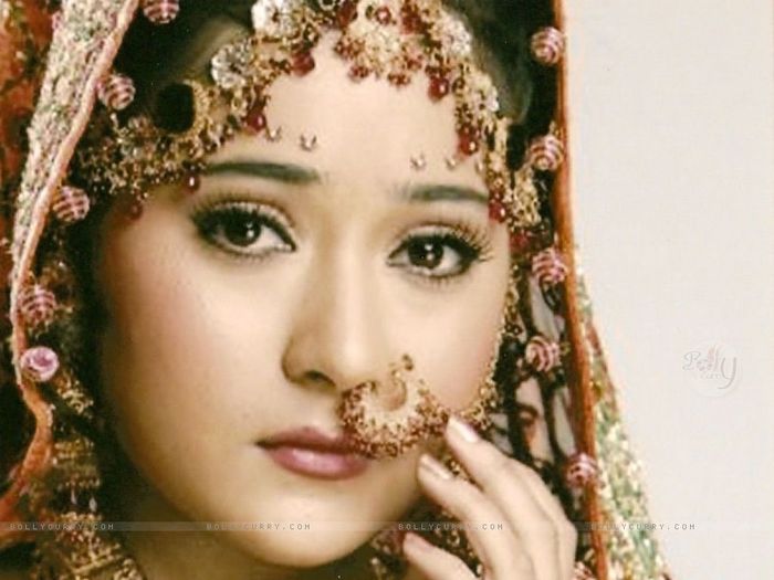 33259-sara-khan-as-sadhana-in-wedding-dress-in-sapna-babul-ka-bidaai