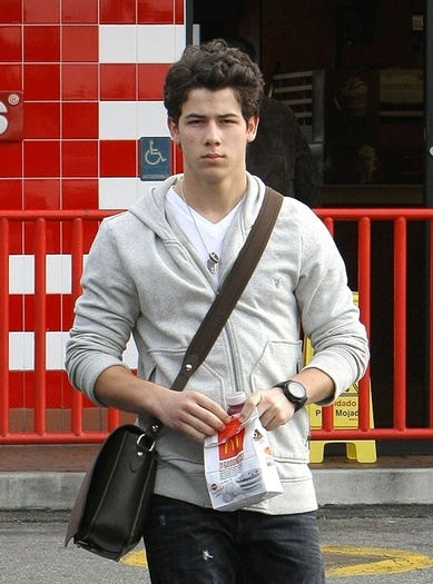 Nick-Jonas-Stops-for-McDonald-s-nick-jonas-18306552-500-675