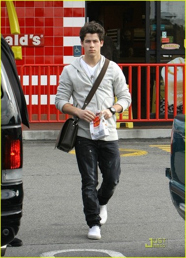 Nick-Jonas-McDonald-s-Man-08-01-2011-nick-jonas-18310387-883-1222