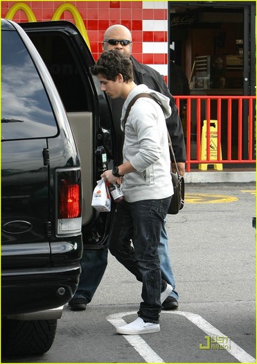 Nick-Jonas-McDonald-s-Man-08-01-2011-nick-jonas-18310404-864-1222 - Stops 4 Mc z