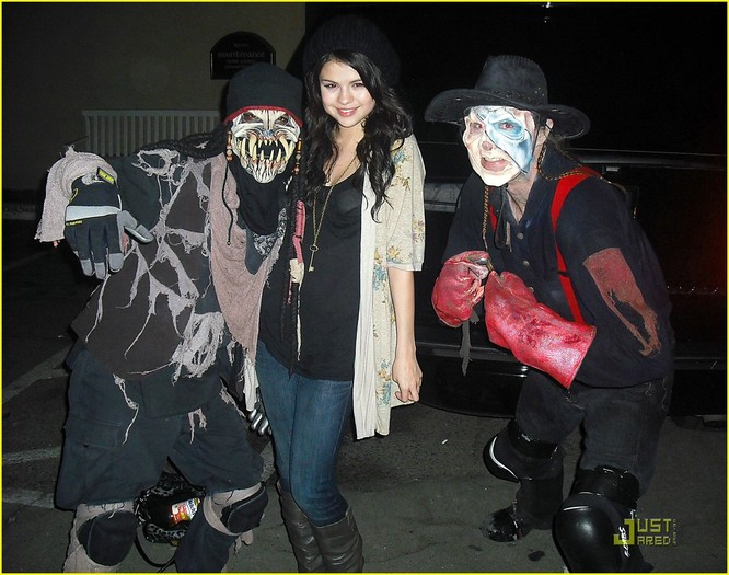 selena-gomez-david-henrie-knotts-haunt-06 - Selena Gomez