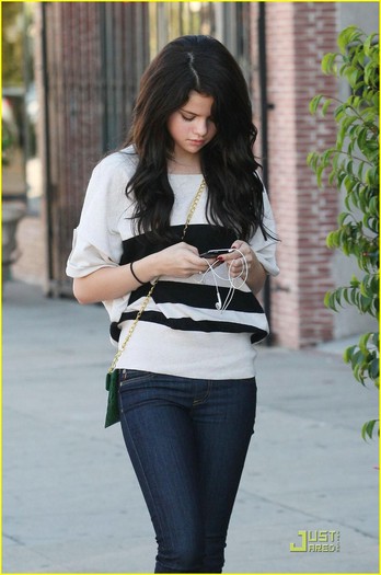 selena-gomez-target-shopper-01