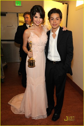 selena-gomez-wins-alma-award-17