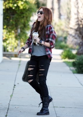 normal_19423_Miley_Cyrus_3104_122_1067lo - At and About In LA