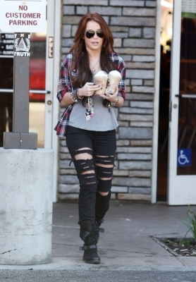 normal_19456_Miley_Cyrus_628_122_1188lo - At and About In LA