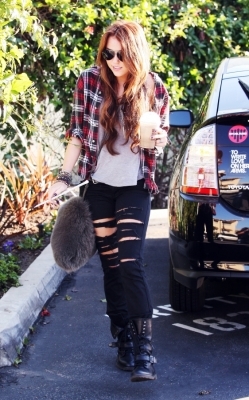 normal_19566_Miley_Cyrus_199_122_820lo - At and About In LA