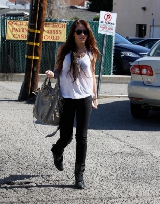 normal_47432_celebrity-paradise_com-The_Elder-Miley_Cyrus_2010-01-06_-_Get_Coffee_At_The_Coffee_Bean