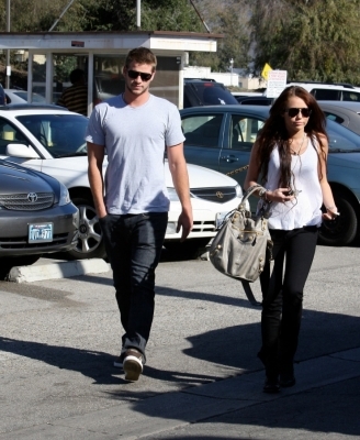 normal_47440_celebrity-paradise_com-The_Elder-Miley_Cyrus_2010-01-06_-_Get_Coffee_At_The_Coffee_Bean - At Coffee Bean With Liam