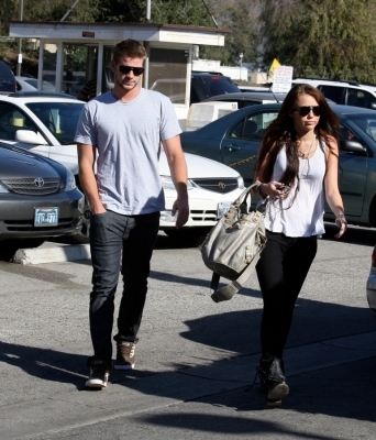 normal_47526_celebrity-paradise_com-The_Elder-Miley_Cyrus_2010-01-06_-_Get_Coffee_At_The_Coffee_Bean - At Coffee Bean With Liam