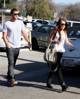 normal_47529_celebrity-paradise_com-The_Elder-Miley_Cyrus_2010-01-06_-_Get_Coffee_At_The_Coffee_Bean