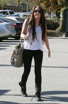 normal_47836_celebrity-paradise_com-The_Elder-Miley_Cyrus_2010-01-06_-_Get_Coffee_At_The_Coffee_Bean