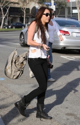 normal_47983_celebrity-paradise_com-The_Elder-Miley_Cyrus_2010-01-06_-_Get_Coffee_At_The_Coffee_Bean
