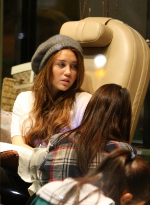 normal_50522_Preppie_-_Miley_Cyrus_at_a_nail_salon_in_Toluca_Lake_-_Jan__16_2010_969_122_26lo