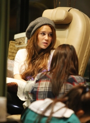 normal_50548_Preppie_-_Miley_Cyrus_at_a_nail_salon_in_Toluca_Lake_-_Jan__16_2010_484_122_374lo