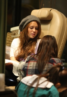 normal_50846_Preppie_-_Miley_Cyrus_at_a_nail_salon_in_Toluca_Lake_-_Jan__16_2010_691_122_990lo