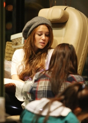 normal_50900_Preppie_-_Miley_Cyrus_at_a_nail_salon_in_Toluca_Lake_-_Jan__16_2010_3106_122_496lo - At Nail Garden Salon