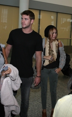 normal_MileyCyrusarrivesatPearsonInternationalAirportinToronto002_oi3jacp