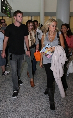 normal_MileyCyrusarrivesatPearsonInternationalAirportinToronto004_85bm8cx - At Pearson Airport In Toronto With Liam and Tish
