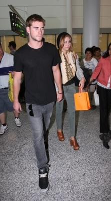 normal_MileyCyrusarrivesatPearsonInternationalAirportinToronto005_dudsyux - At Pearson Airport In Toronto With Liam and Tish