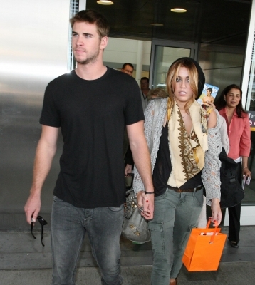 normal_MileyCyrusarrivesatPearsonInternationalAirportinToronto009 - At Pearson Airport In Toronto With Liam and Tish
