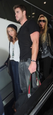 normal_50713_celebrity_paradise_com_TheElder_MileyCyrus2010_06_21_atLAX7_122_44lo - At Pearson Airport With Liam