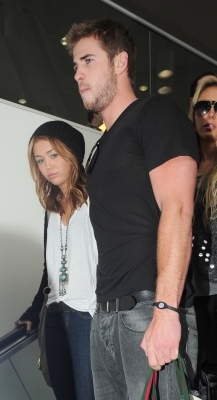 normal_50718_celebrity_paradise_com_TheElder_MileyCyrus2010_06_21_atLAX8_122_988lo - At Pearson Airport With Liam