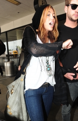 normal_50732_celebrity_paradise_com_TheElder_MileyCyrus2010_06_21_atLAX5_122_379lo - At Pearson Airport With Liam