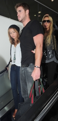 normal_50734_celebrity_paradise_com_TheElder_MileyCyrus2010_06_21_atLAX6_122_240lo - At Pearson Airport With Liam