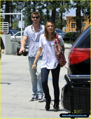 normal_miley-cyrus-liam-hemsworth-petco-15