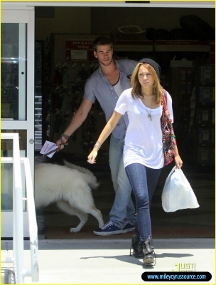 normal_miley-cyrus-liam-hemsworth-petco-16 - At Petco Pet Store In LA