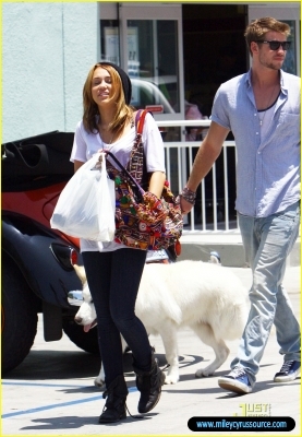 normal_miley-cyrus-liam-hemsworth-petco-20