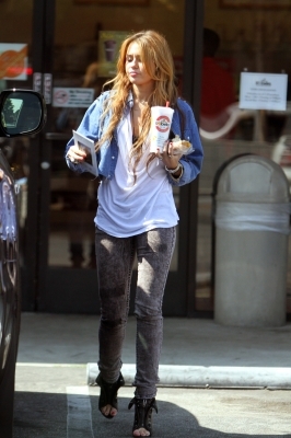 normal_33203_miley_cyrus_at_robeks_juice_in_la_2_122_362l